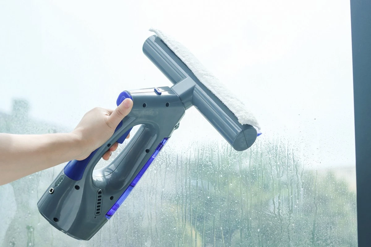 Swiss Pro+ Ruitenreiniger 3 in 1 WV 2 Blue Edition Window Vac - ca. 120 m² - Waterzuiger - incl. smalle zuigmond - Oplaadbaar - Raamwisser - Streeploos - Clicksystem - 2 Microvezeldoekjes - Met Sprayfunctie - Low Noise - Hepafilter Swiss Pro+ Ruitenreiniger 3 In 1 WV 2 Blue Edition Window Vac - Ca. 120 M² - Waterzuiger - Incl. Smalle Zuigmond - Oplaadbaar - Raamwisser - Streeploos - Clicksystem - 2 Microvezeldoekjes - Met Sprayfunctie - Low Noise - Hepafilter -Bol Schoonmaak Winkel